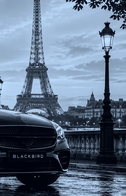 Berline BLACKBIRD devant la tour Eiffel, en noir et bleu